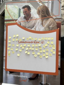 Bezoekers plakken post-its bij binnenkomst