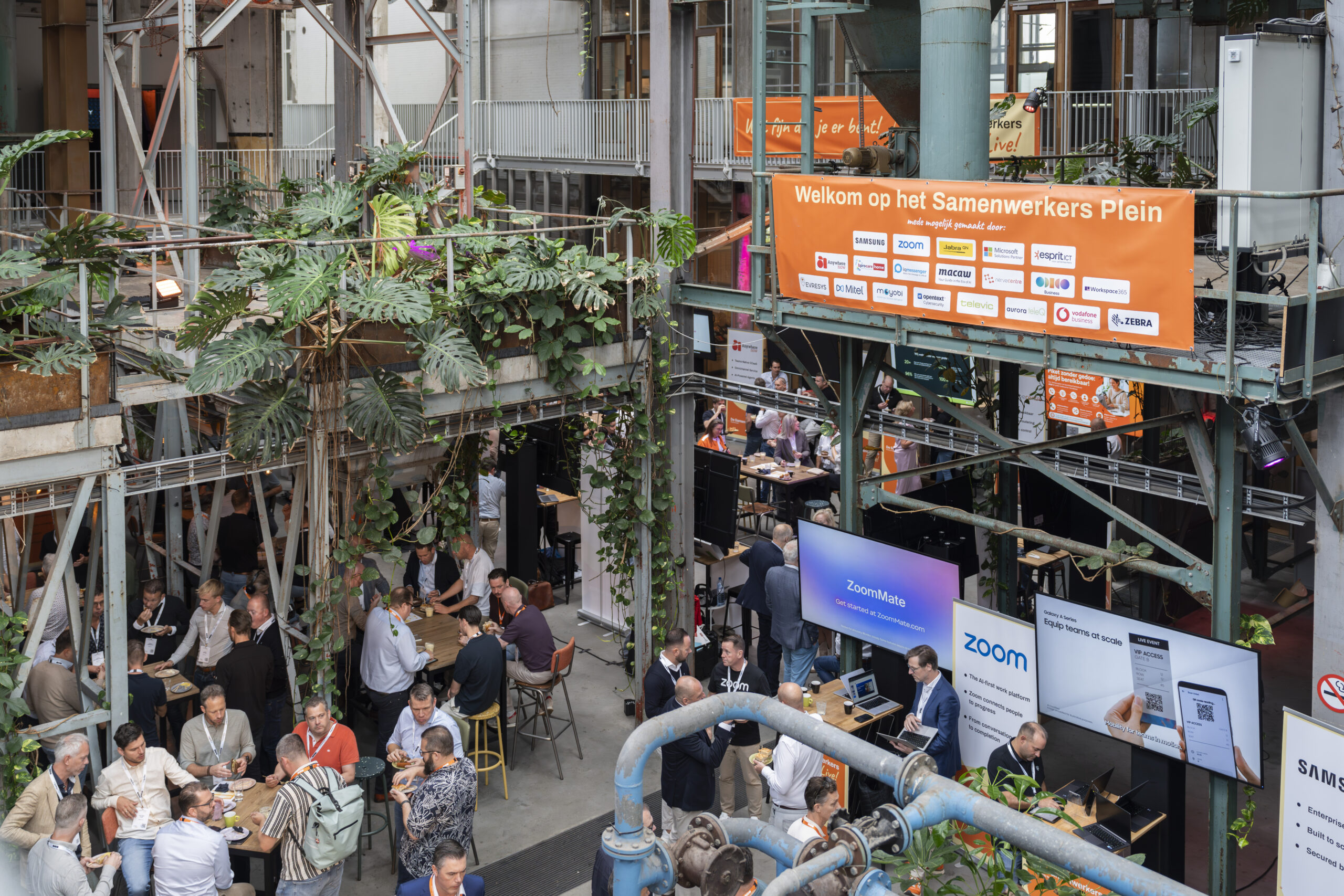 Bezoekers op het Samenwerkersplein tijdens De Samenwerkers Live op de Noordkade in Veghel